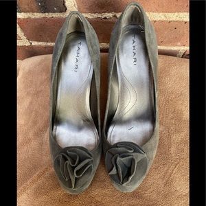 TAHARI Suede platform size 9M